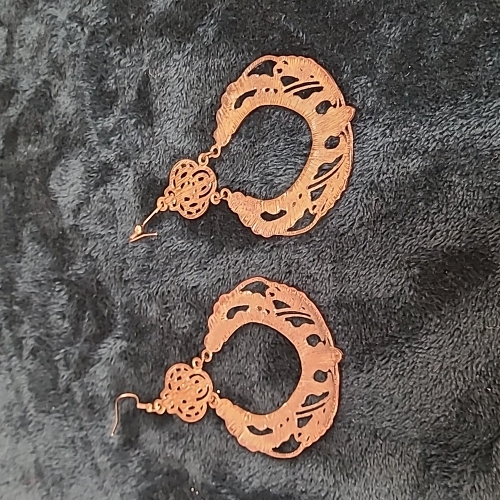Vintage 3" Drop earrings with brass finish  costume Jewelry - Picture 2 of 4